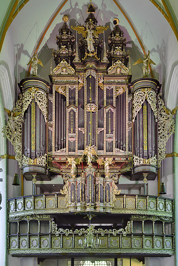 1553 Niehoff; 1715 Droppa; 1953 Beckerath organ at Johanniskirche, Luneburg, Germany