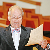 [Vern Sutton leads the audience in <em>The AGO Fight Song</em>.]